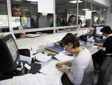 «Κουρεύεται» με αντίμετρα η μείωση των αφορολόγητων ορίων